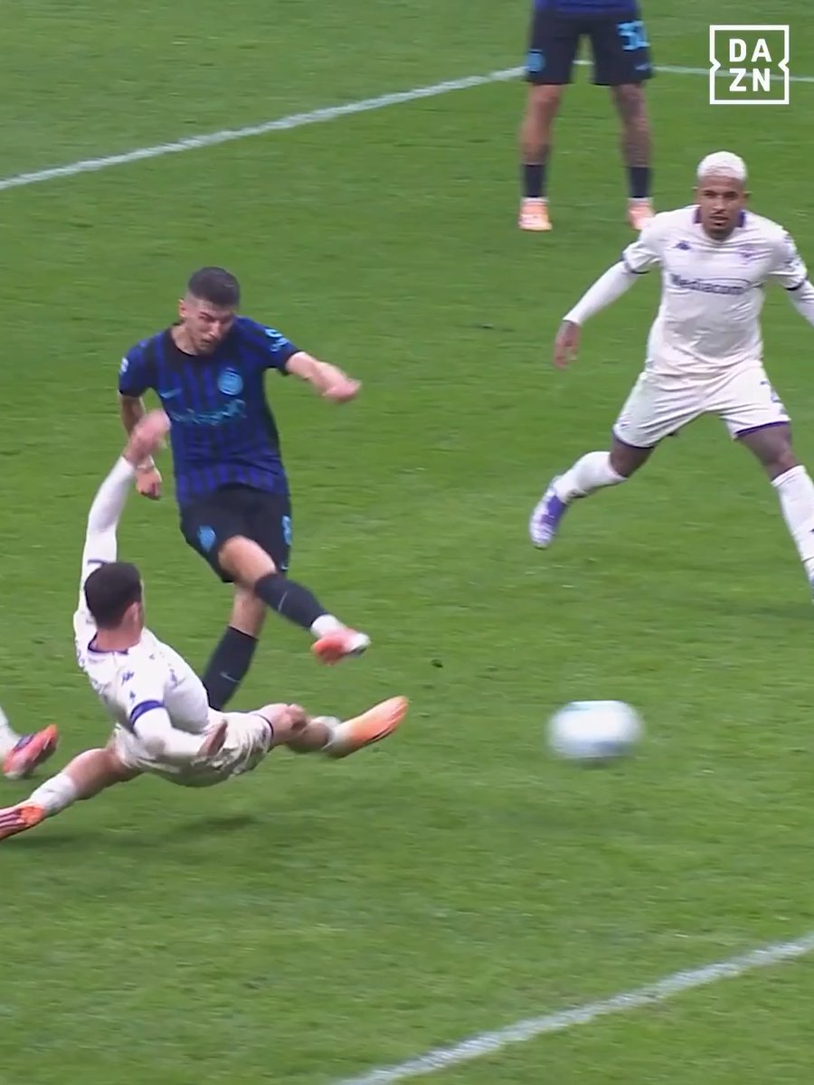 🙌 𝑻𝒖𝒕𝒕𝒊 𝒊𝒏 𝒑𝒊𝒆𝒅𝒊 per Petar Sučić 😳🪄 Suolata da calcetto e gol capolavoro: il primo con la maglia dell'Inter 🌈⚽ #Sucic #InterFiorentina #SerieAEnilive #DAZN