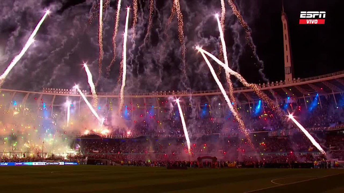 PARA VERLO MIL VECES: así fue el recibimiento de la hinchada de Racing en el Cilindro en la vuelta de la semi de la CONMEBOL #Libertadores. 📺 Mirá TODA la CONMEBOL #Libertadores por #DisneyPlus Plan Premium