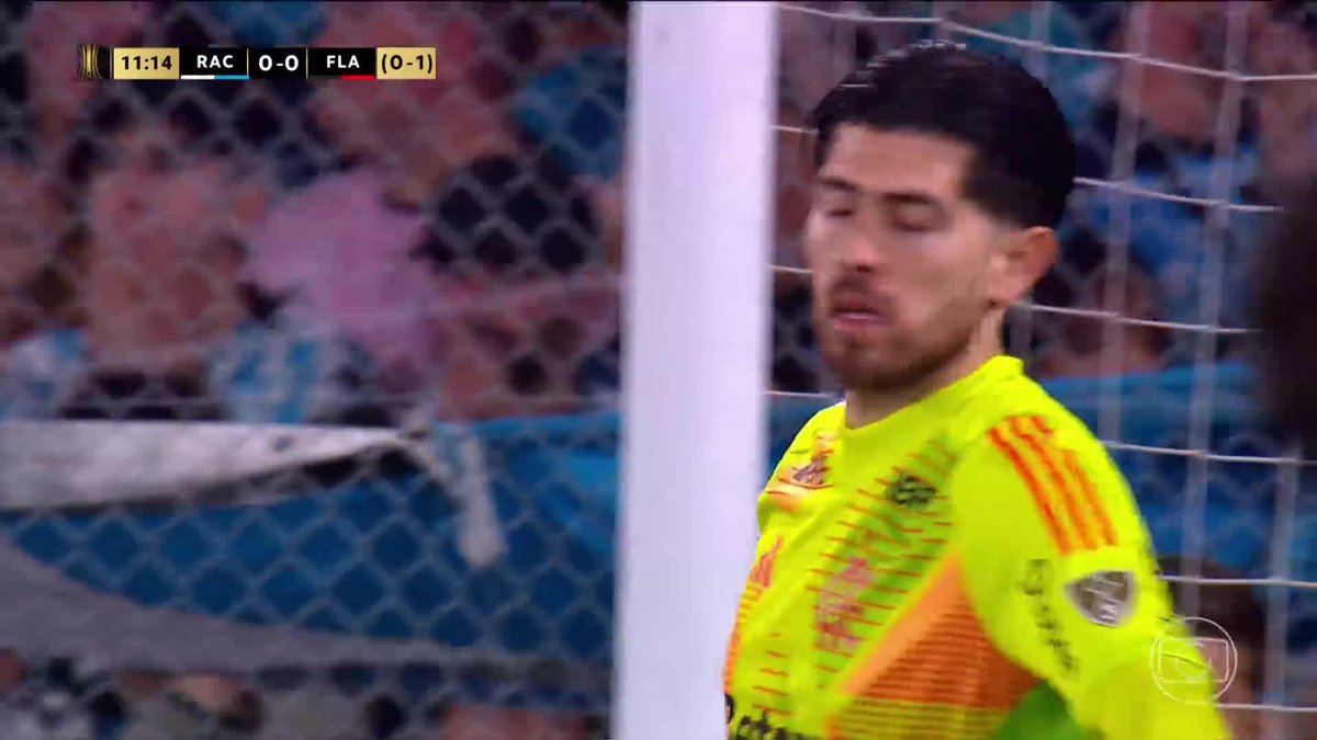 A defesaça de Rossi para evitar o gol do Racing. 🎥 TV Globo 📺 | ge