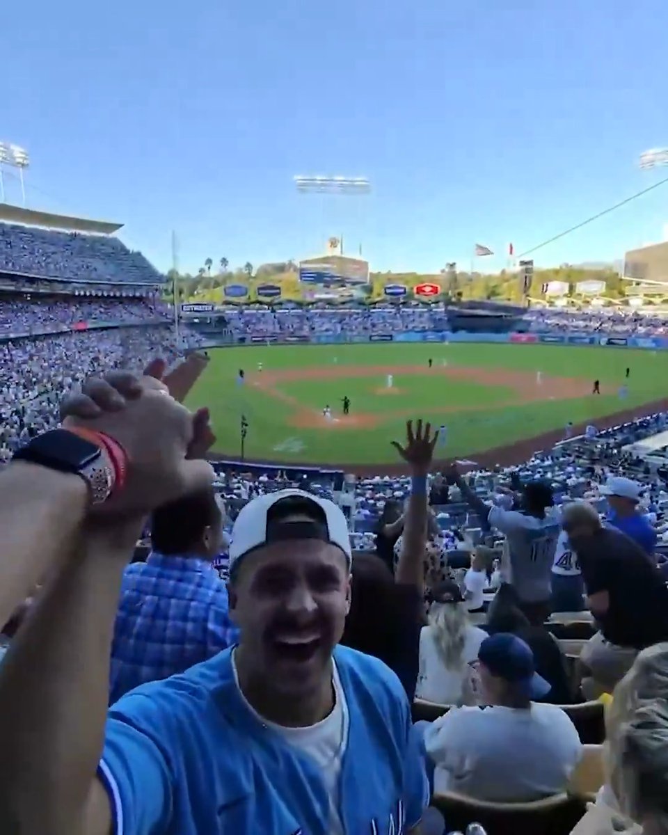 Davis Schneider's dad captured the moment his son hit a leadoff homer in #WorldSeries Game 5 🥹 📹: bballdad4️⃣4⃣7⃣4⃣5⃣ 📺 🏀🖋⚡️⚾️ 🐦#36🇨🇦