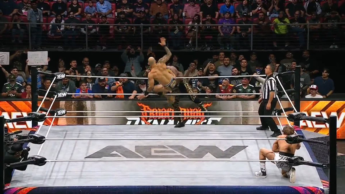 .Lightskin Kingpin found himself between @730HOOK and a hard place! Watch #AEWDynamite LIVE on TBS &amp; HBO Max