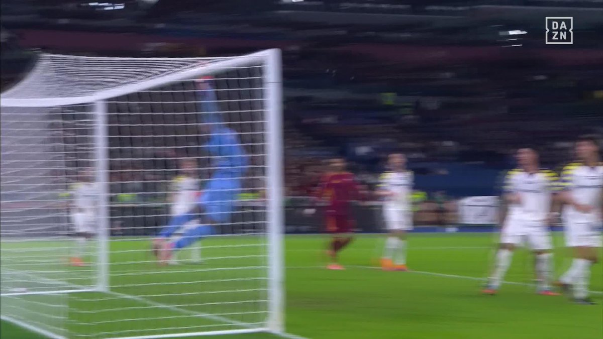 ディバラの強烈なシュートをファインセーブする鈴木彩艶🇯🇵🧤🔥 🎥DAZN Japan