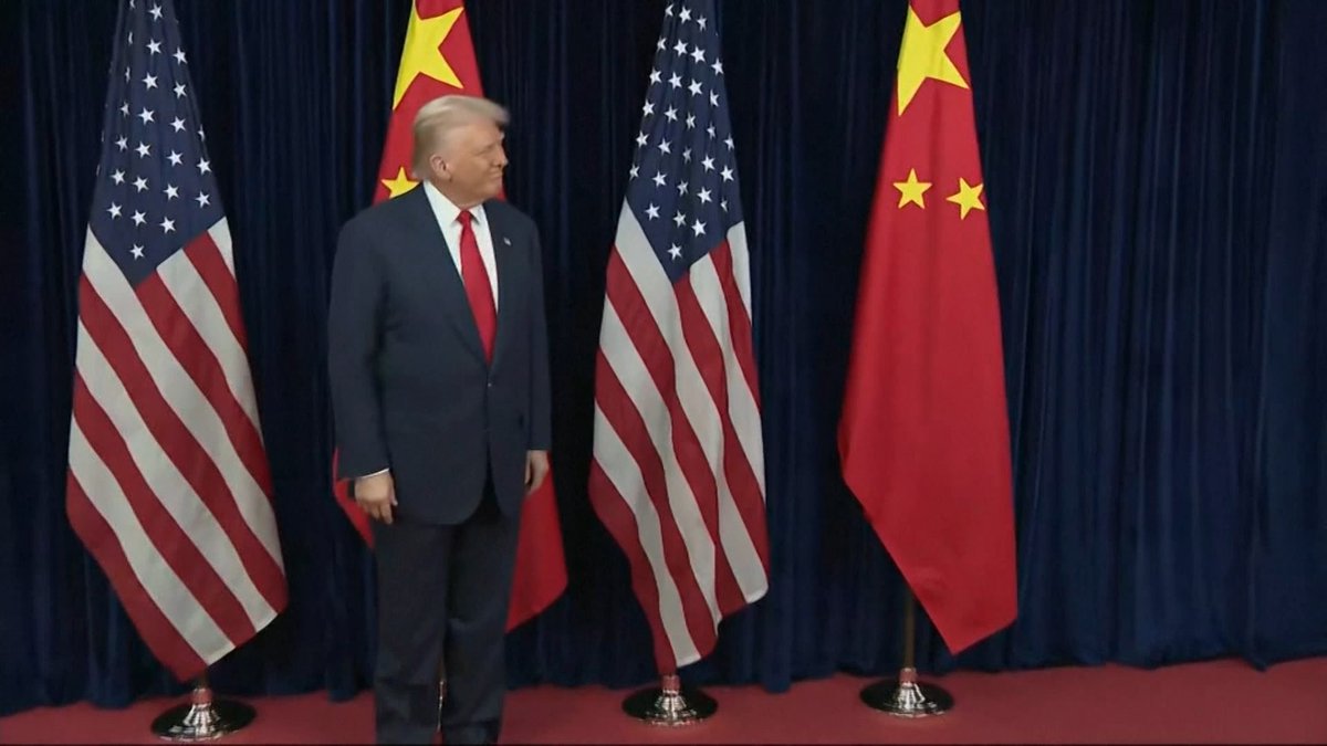 韓国・釜山の空軍基地で会談した米国のドナルド・トランプ大統領と中国の習近平国家主席が握手を交わした。