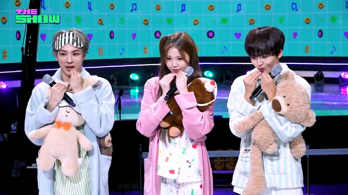 추울 때는 침대 안에서 포근포근 파자마룩 💗엔프즈💗 영상 보는 게 최고야 ᶻ 𝗓 𐰁 .ᐟ #샤오쥔 #형준 #정세비 NCT WayV CRAVITY OFFICIAL izna