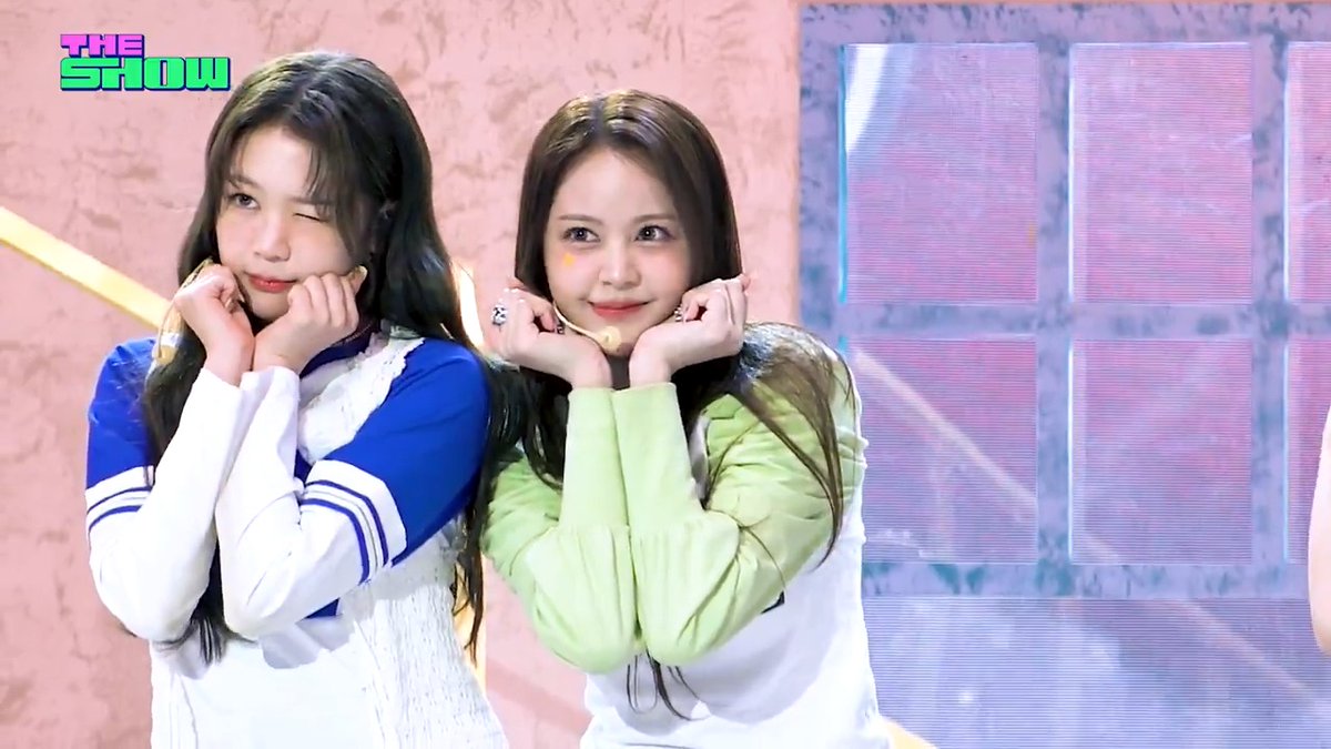 르멘이가 왜 이리 사랑둥이야 ՞ ⸝⸝> ̫ <⸝⸝ ՞ 르멘이가 주는 하트로 충전 완료🔋💗 #Hearts2Hearts #카르멘 #CARMEN Hearts2Hearts