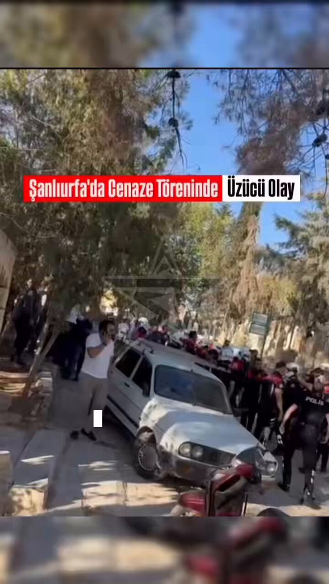 Şanlıurfa’daki cenaze töreninde yanlış parklanma sebebiyle mezarlığın yolu kapandı. Cenaze sahiplerini uyaran polisler ters cevap alınca GBT kontrolü istedi. Ancak vatandaşlar yeri ve zamanımı diyerek polisle tartıştı. Sizce bu durumda kim haklı?