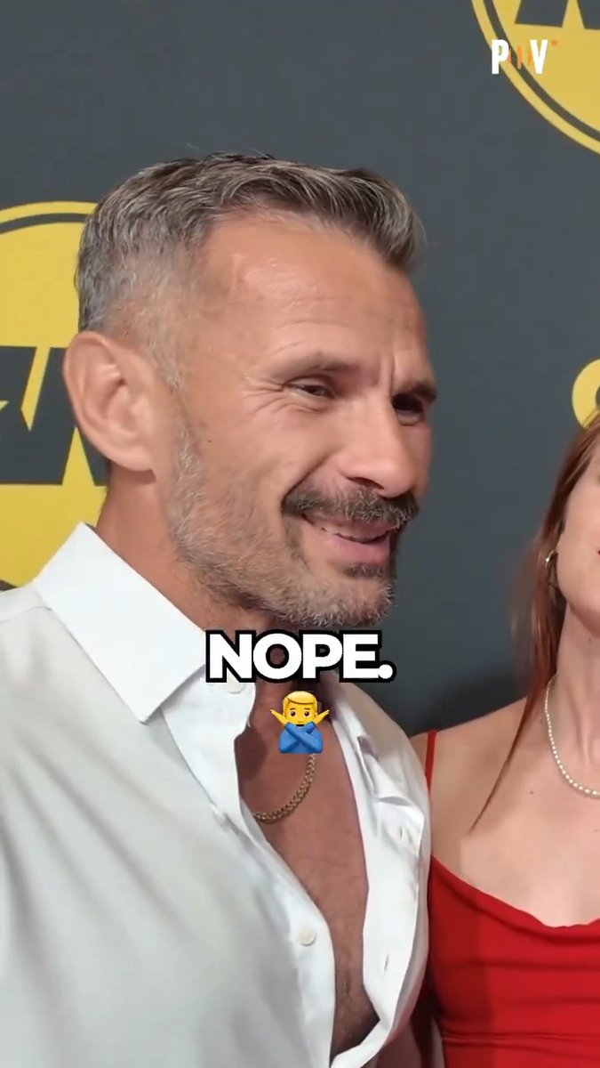 ASMR always sounds better in French 😌🎙️🇫🇷 Merci for playing with me on the Xbiz red carpet 🫶😎