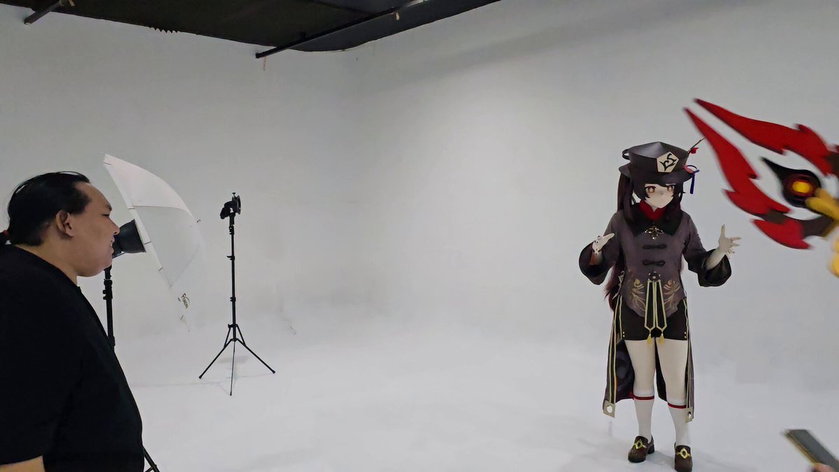 There’s a lot more that goes into a professional Kig photoshoot than meets the eye! It usually takes a small team of 3–4 people working together, handling camera setup, lighting, costume adjustments, and scene coordination. Since most studios rent sessions for at least 4 hours, every minute counts. That’s why shoots often last 4–6 hours. For the Kig performer, it’s a true test of endurance and creativity. With limited breaks, they have to keep their energy up and continuously come up with new poses to make each photo count. In the end, it’s all about teamwork, dedication, and passion coming together to create those stunning final photos! 💪✨