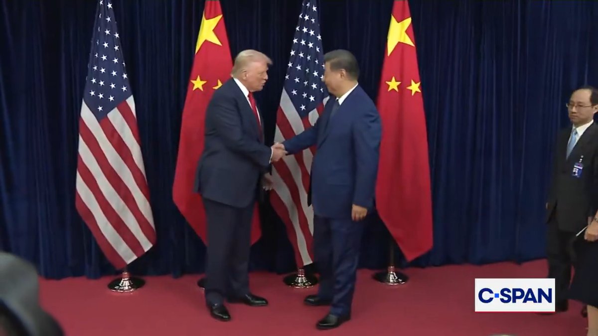 Salona giriş Trump ev sahibi ise ; normal Değilse… Şi 15 saniye bekletti