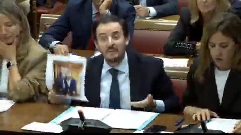 🟦 El PP muestra a Sánchez una foto de él con Aldama: "¿Le conoce? ¿Sí o no? Diga la verdad, no es difícil" 🟥 Sánchez: "No tuve relación con él, no me reuní con él. Que me haga fotos en un mitin con mucha gente es moneda común en los partidos. No significa que yo le conociera"