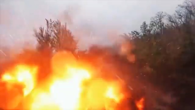 Ukrayna Leopard tankı, Pokrovsk ekseninde pusuya yatmış olan Rus FPV Dronunun üzerinden geçiyor.