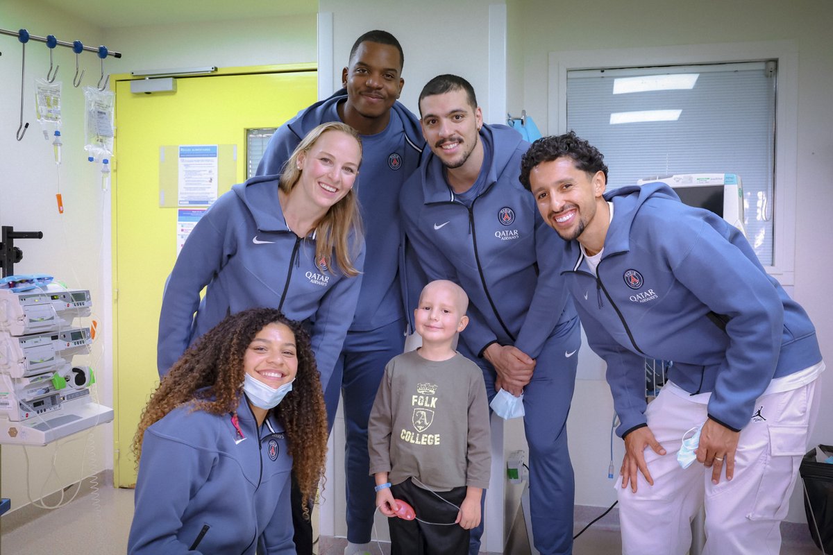 Grâce à PSG For Communities, des athlètes de toutes les sections du Club ont rendu une visite inoubliable aux enfants de l’hôpital Trousseau. L’occasion de rencontrer les enfants, de partager des moments privilégiés et de leur offrir des cadeaux ! ❤️💙