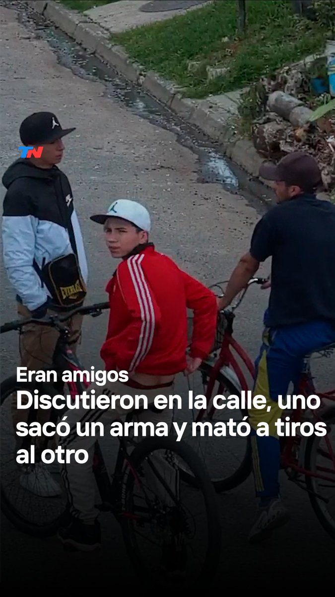 Horror en Hurlingham: dos amigos discutieron en la calle y uno mató al otro a tiros La víctima es un hombre de 32 años que venía hablando con los dos acusados. El que dispara tiene 18 y está prófugo, mientras que el tercero es un menor que fue detenido.