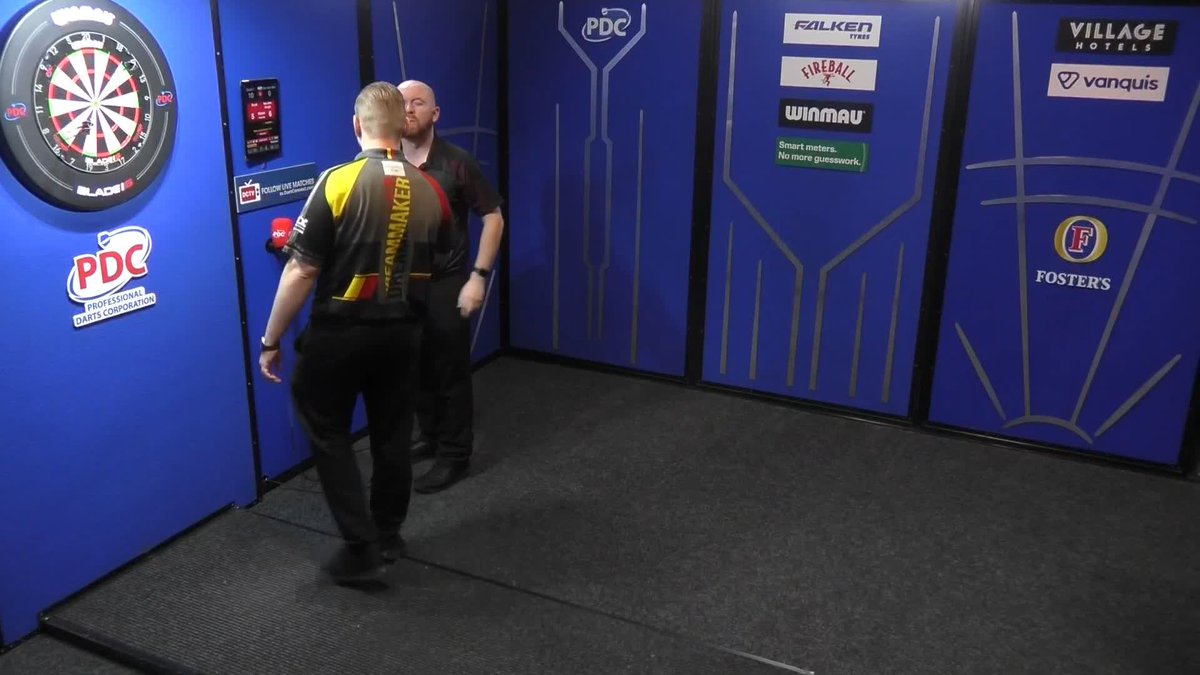 DIMI KO'S SCUTT! Dimitri Van den Bergh dodges a bullet in Round Two, as he led 5-1 earlier in this contest, and ends up beating Connor Scutt 6-5 to move through to Round Three! 📺 #PC34