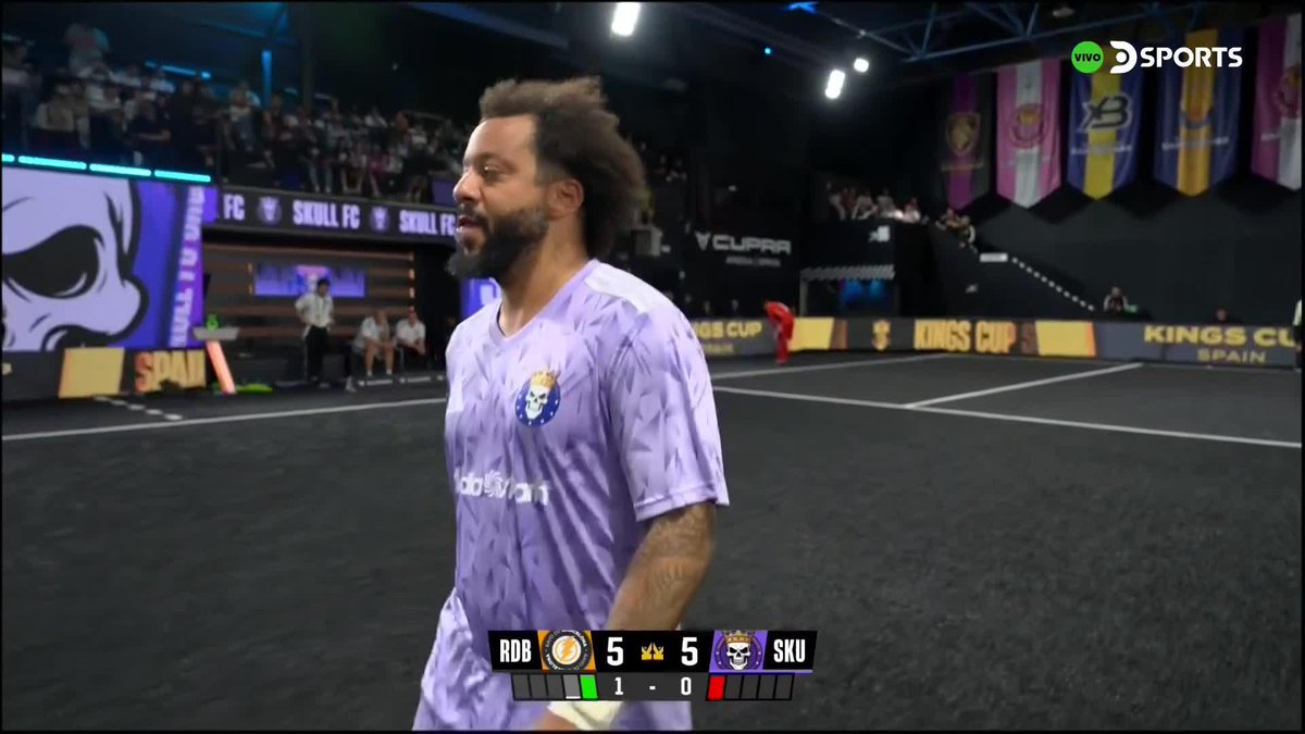 ¡MARCELO FALLÓ SU DEFINICIÓN! 😨 Marcelo la quiso picar y el portero de Rayo de Barcelona estuvo atento para evitar el empate en penales de Skull FC por la fecha 3 de la Kings Cup #KingsLeagueEnDSPORTS ¡Se juega por #DIRECTV y #DGO! 📺📱Suscríbete en