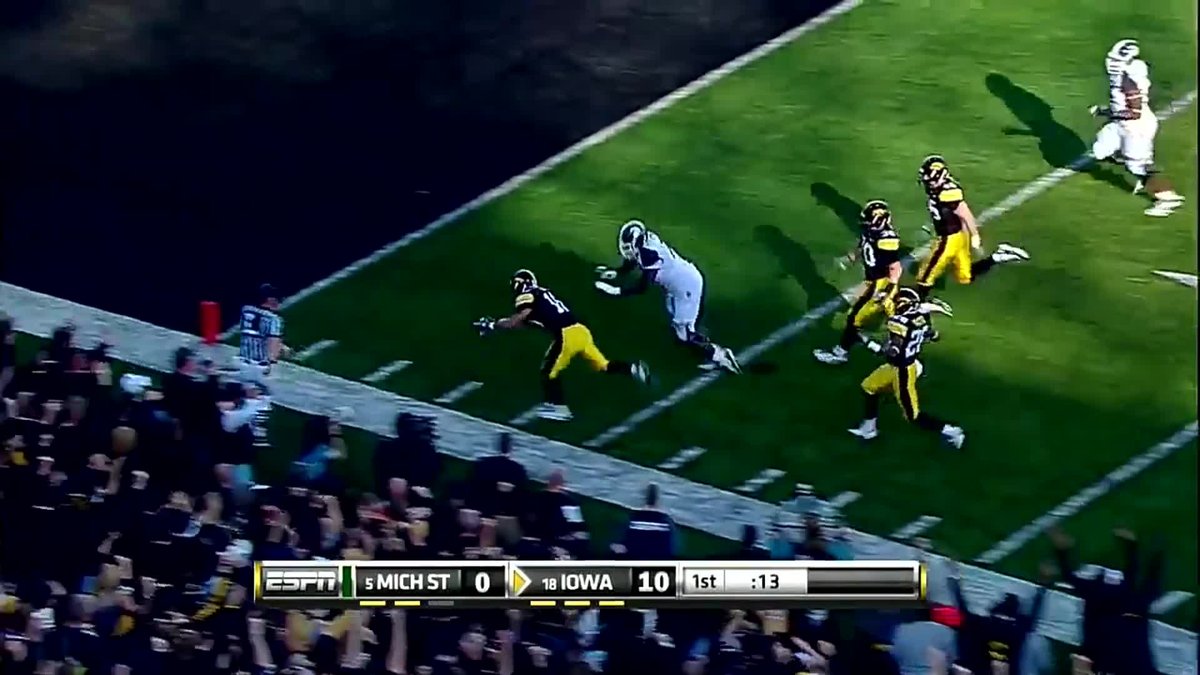This one was all Hawkeye Football ๐ฅ #OTD 1๏ธโฃ5๏ธโฃ years ago, No. 18 Iowa beat No. 5 Michigan State, 37-6, behind Ricky Stanzi's arm and a memorable defensive TD ๐