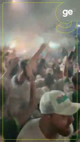 A festa da torcida do Palmeiras na saída do ônibus do time da Academia de Futebol rumo ao Allianz Parque. 🎥 ge