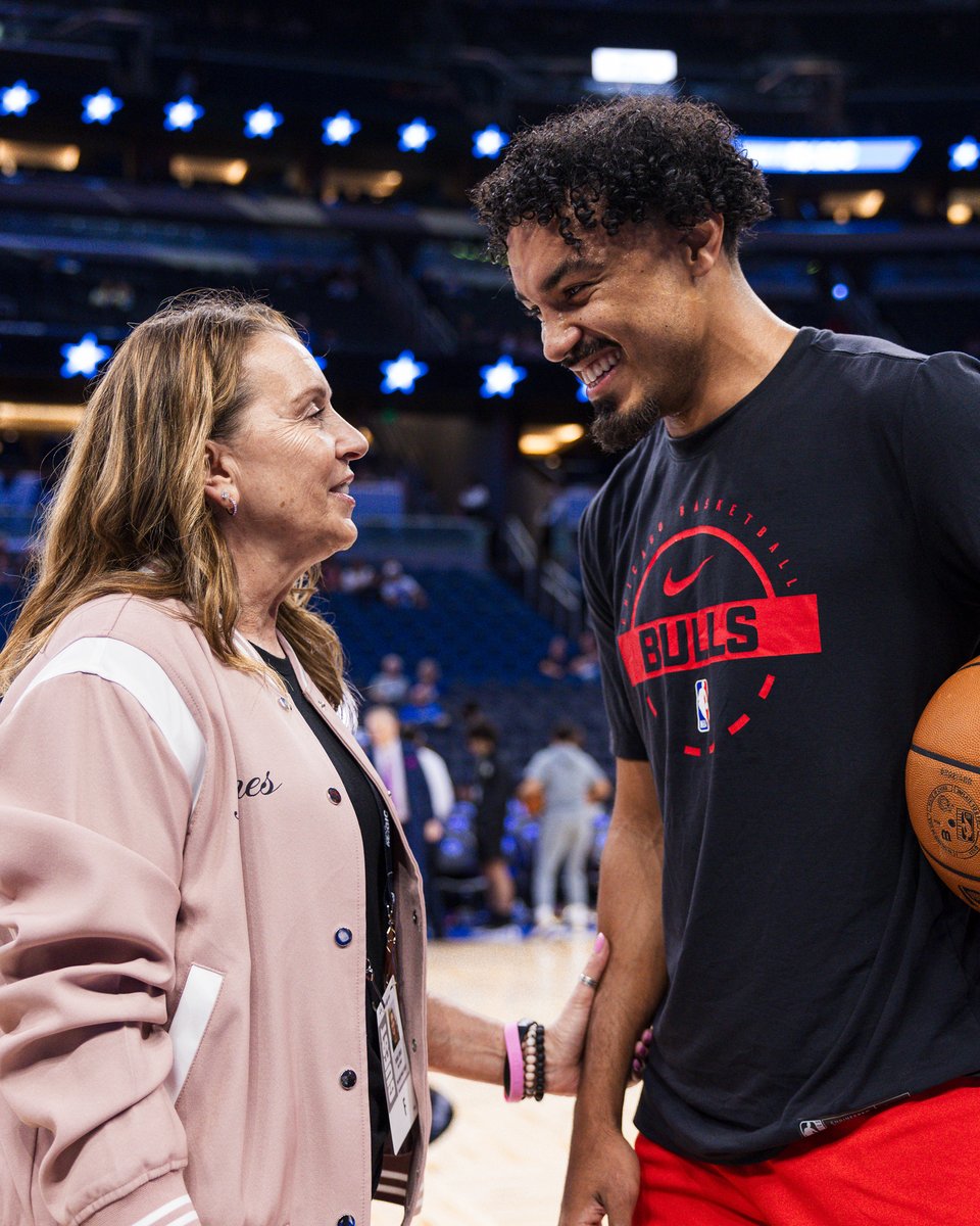 Tre Jones' mom, Debbie, is a breast cancer survivor 🩷 In September, Tre co-hosted the Jimmy V Foundation Chicago Epicurean, helping raise over $1.13 Million for cancer research. Tre shared his personal story, sharing why cancer research means so much to him: