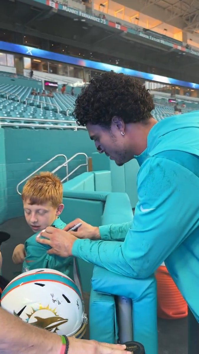 Some pregame autographs from Jaelan Phillips ✍️ BALvsMIA -- 8:15pm ET on Prime Video Also streaming on NFL+