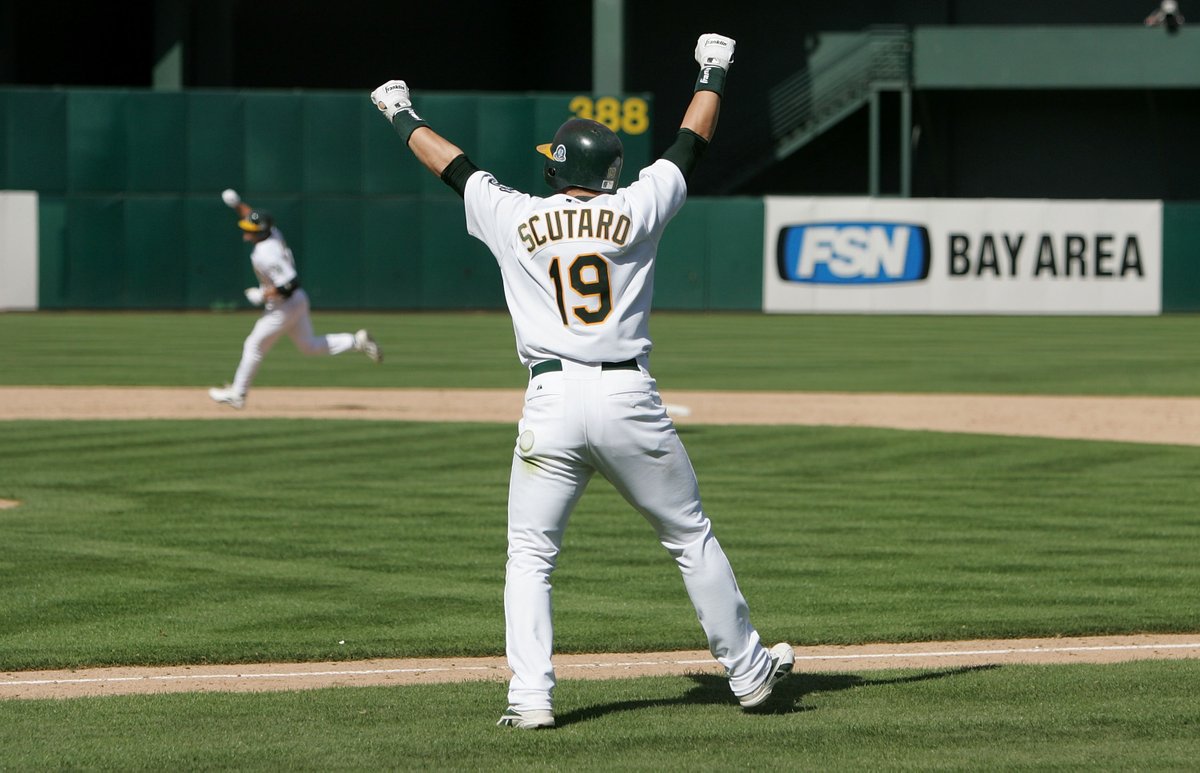 Hoy cumple 50 años Marco Scutaro. Fue ídolo en Venezuela con el Caracas, y en MLB dio varios batazos importantes. Aquí este jonrón ante Mariano Rivera para dejar en el terreno a los Yankees. En su carrera fue MVP de Serie de Campeonato también. Caballo!🇻🇪