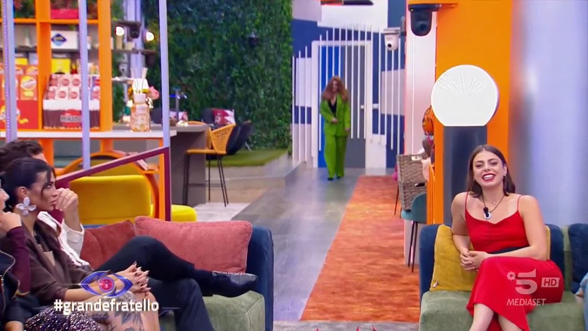 Valentina fa il suo ingresso in Casa e iniziano i primi confronti 🔥 #GrandeFratello