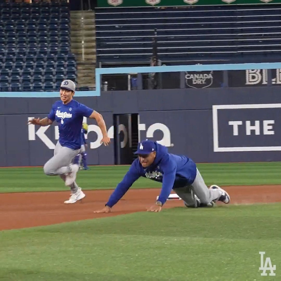 俊足ロバーツ監督が転倒(別角度) キム・ヘソン大爆笑w スローモーション付き 🎥Los Angeles Dodgers #ドジャース #ロバーツ監督