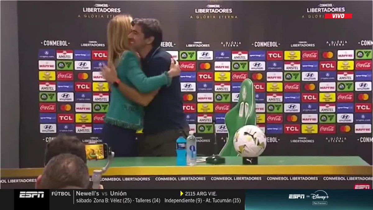 Leila Pereira, presidenta del Palmeiras, interrumpió la conferencia de Abel Ferreira y le agradeció al DT del Verdao por la "NOCHE MÁGICA" que depositó al Verdao en una nueva final de #Libertadores. 📺 Mirá TODA la CONMEBOL #Libertadores por #DisneyPlus Plan Premium