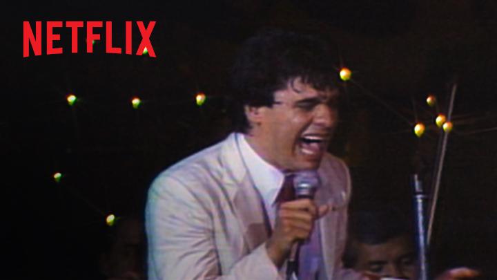 En México un pais tan homofobico, uno de sus mayores ídolos musicales es gay, amanerado y sumamente talentoso. Que buen documental es 'Juan Gabriel: Debo, puedo y quiero'