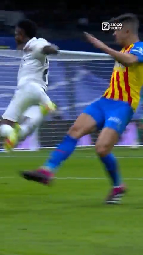 WAT EEN 𝐑𝐎𝐓𝐒𝐂𝐇𝐎𝐏! 😦🟥 Gabriel Paulista moest in 2023 inrukken na een schandalige tackle op landgenoot Vinicius Júnior 👀 Zaterdag neemt de koploper het weer op tegen Valencia ↯ 🇪🇸 Real Madrid - Valencia ⌚️ Zaterdag, 20:30 uur 🍿 Ziggo Sport #ZiggoSport #LaLiga