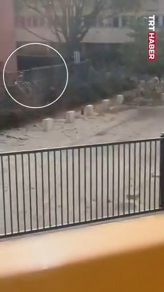 🪙 Fransa'da bu kez altın rafinerisi soyuldu. Değerli metallerin işlendiği tesise uzun namlulu silah, patlayıcı madde ve merdivenle gelen 5 hırsız, polis kovalamacasının ardından yakalandı.