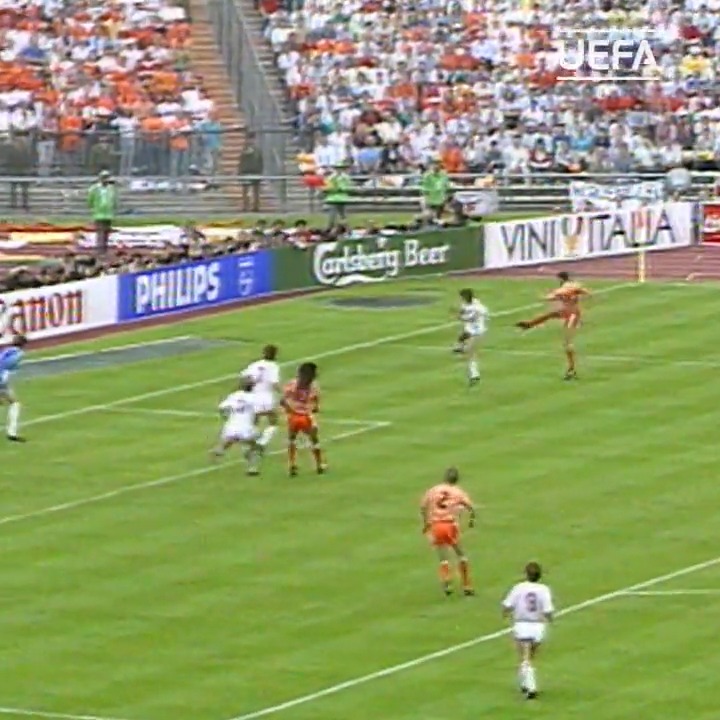 EURO史上どころかサッカー史上最高のゴールの一つと言われるファン・バステンのEURO1988決勝のゴール 超難易度であり2度と再現されないスーパーゴール