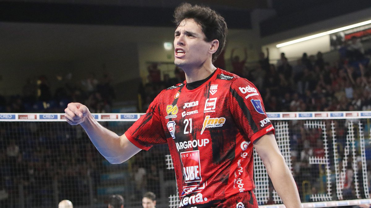 #SuperLega 🇮🇹: HERE COMES THE BOOM! 💥 Mattia Bottolo firing one down the line: pure power, pure precision! ⚡ 📺 Watch the Italian League LIVE on VBTV: 🏐 #Volleyball #Pallavolo