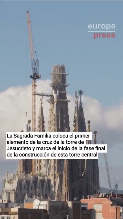 🏗️ La Sagrada Familia de Barcelona coloca el primer elemento de la cruz de la torre de Jesucristo y marca el inicio de la fase final de la construcción de esta torre central del templo