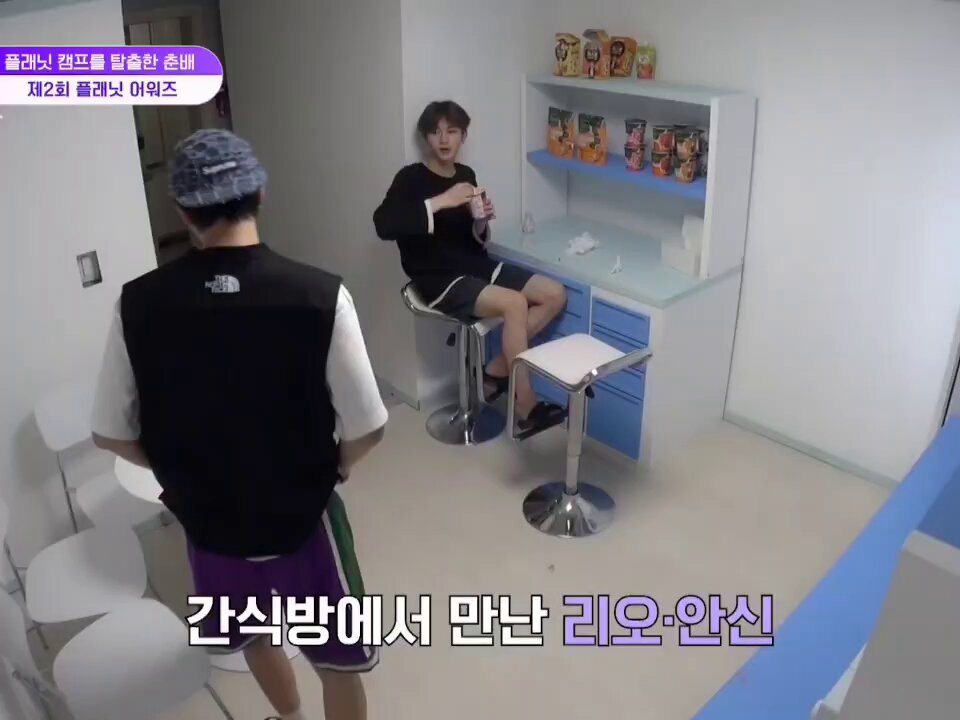 안디니 연습생할때 트에이 영상 진짜 많이 봣엇대,,,,, 리오 : 그중에 누가 제일 좋음? 안신 : ....;; 리오 : 그래 나도 C에서 리즈하오가 제일 좋다 ㅇㅈㄹ