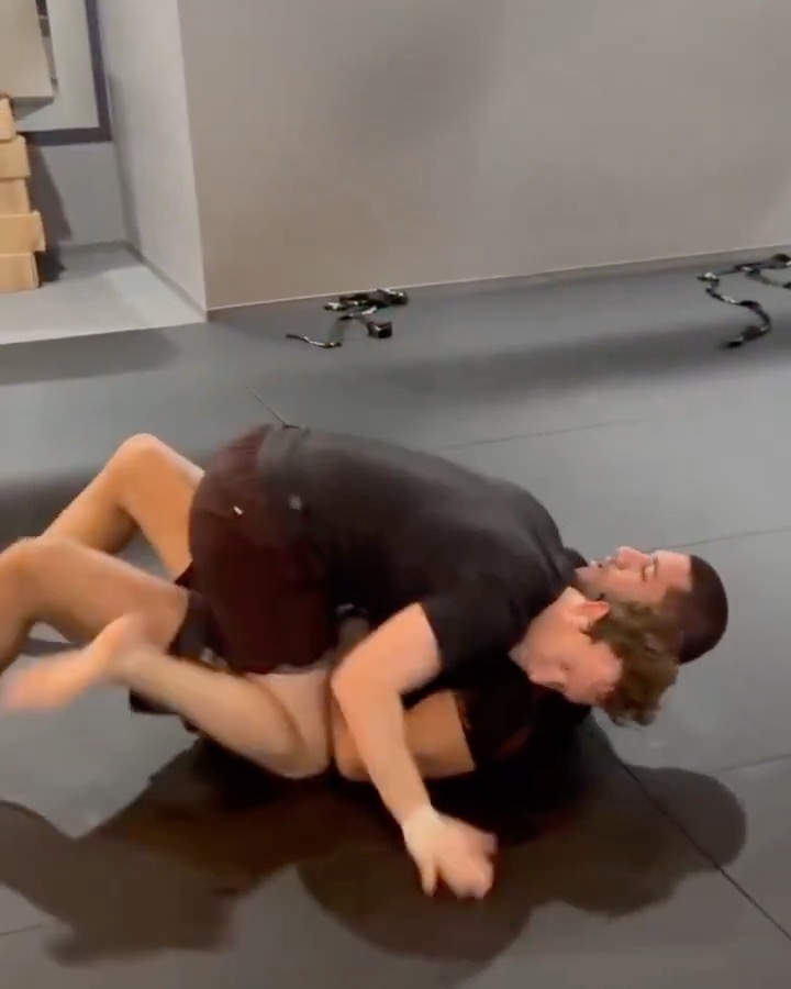 Mark Zuckerberg really tripped and got top position over UFC light heavyweight champ Alex Pereira 😲 📽️ Alex "Poatan" Pereira