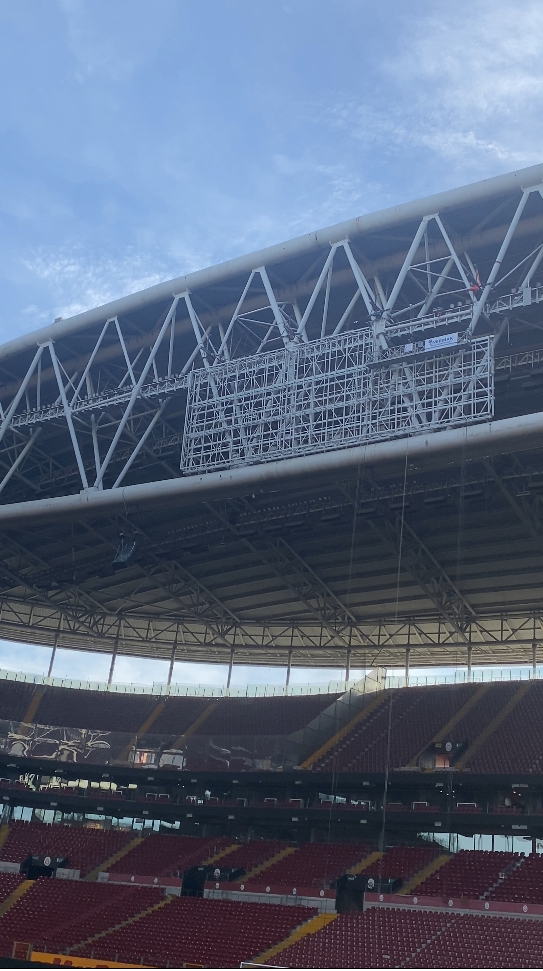 🏟️ Ali Sami Yen Rams Park'ta yeni skorbord montaj işlemi sürüyor.