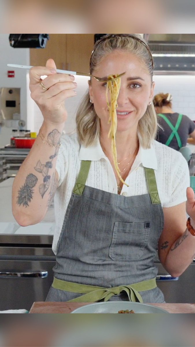 On this week's #BobbysTripleThreat, Bobby Flay challenges the chefs to cook with scallops in one round 👀 Here's how Brooke Williamson would use them to make Scallops Piccata! See how the chefs use scallops on #BobbysTripleThreat this Tuesday at 8|7c. Get the recipe: