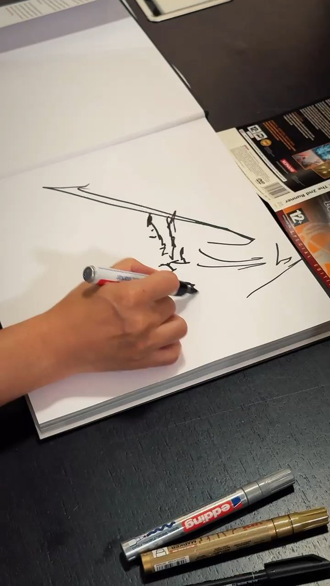 📖 Alcuni fan fortunati hanno partecipato a una sessione speciale in cui Yoji Shinkawa ha firmato le loro copie! #WorldStrandTour2 #LuccaCG25 #KojimaProductions #DeathStranding2