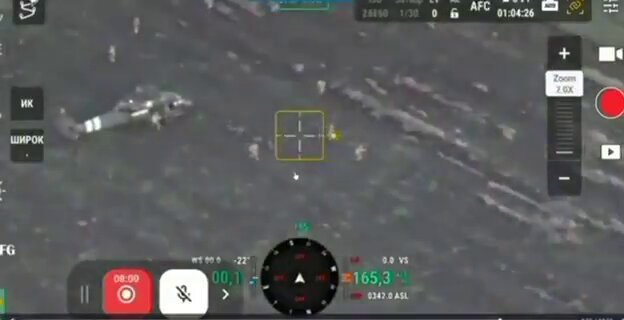 ❗️The UH-60 "Black Hawk" helicopter is deploying a group of 🇺🇦Ukrainian special forces behind the lines of the 🇷🇺Russian Armed Forces in the Pokrovsk direction. According to The Economist correspondents, the aim of the operation is to regain control of key roads leading into the city