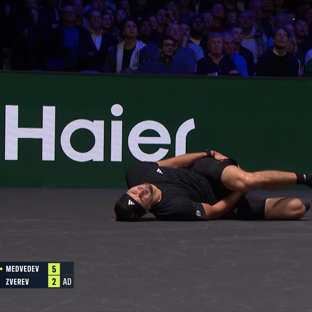 Love to see the sportsmanship between rivals 🤝 Daniil Medvedev Alexander Zverev #RolexParisMasters
