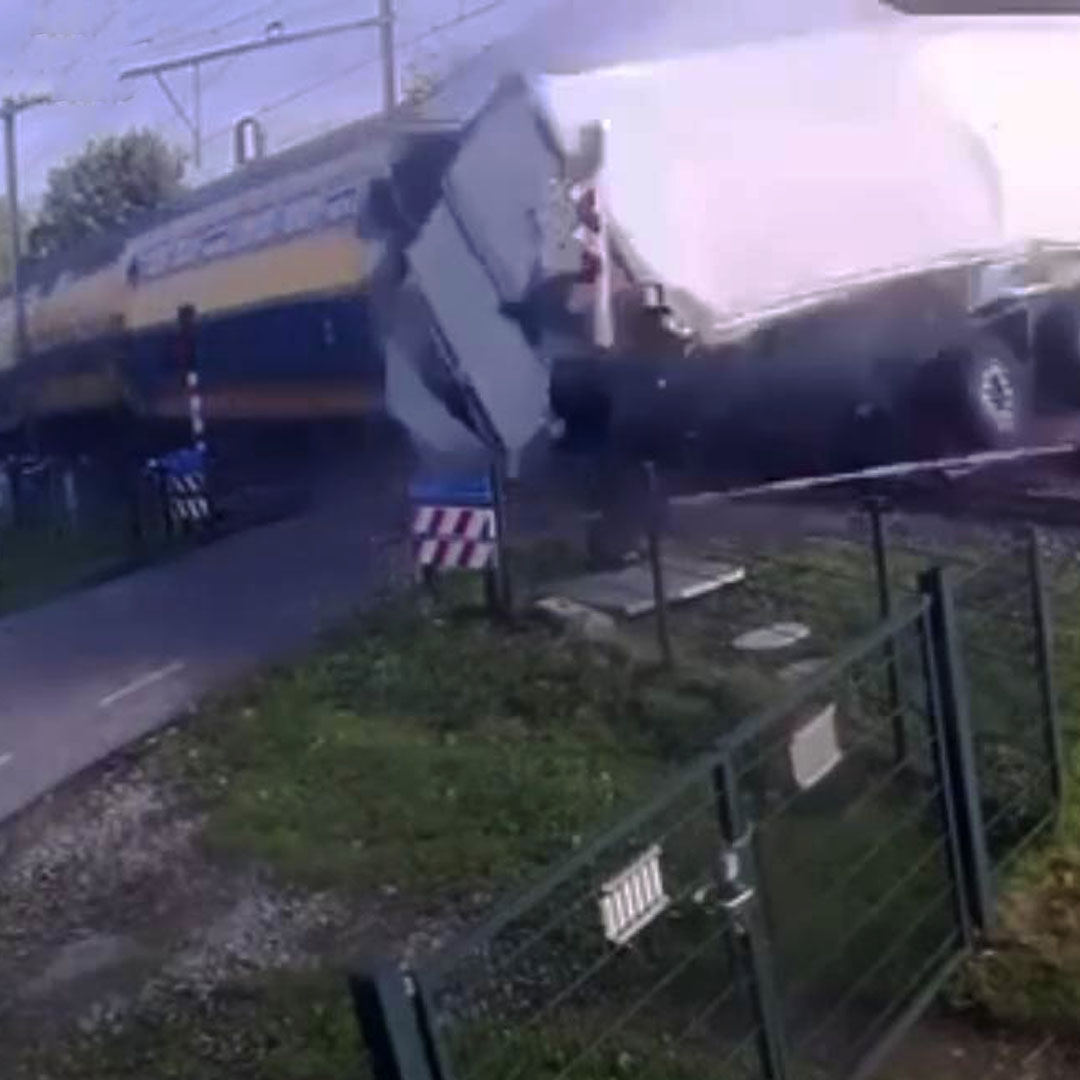 🇳🇱 | Un tren chocó con un camión cargado de peras en Países Bajos.