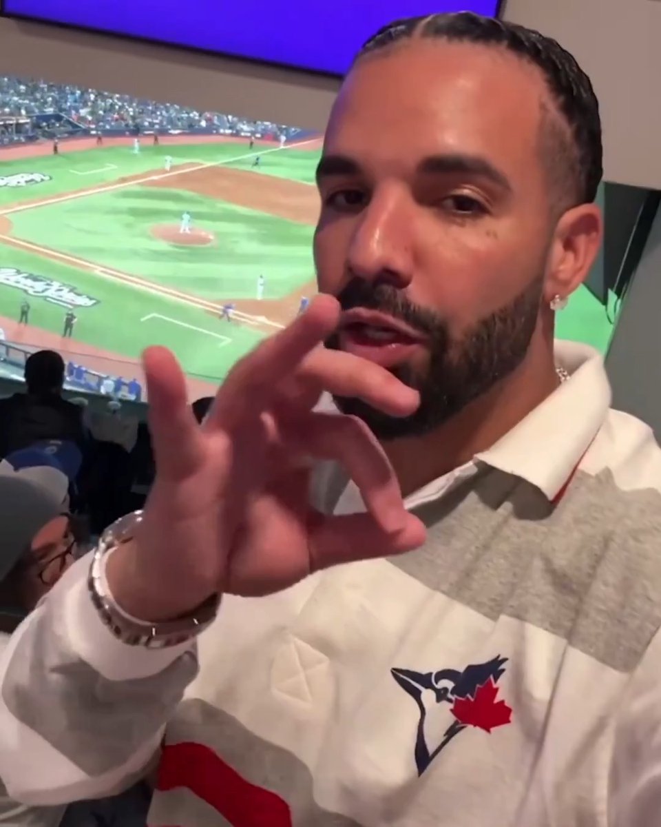 October's Very Own is back at the #WorldSeries Drake pulled up for Game 6 in Toronto 🦉