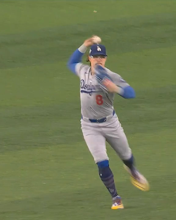 Kiké Hernández y Miguel Rojas con espectacular doble matanza. ⚾ 🔥 Con esta jugada, Los Dodgers extienden la serie al juego 7.