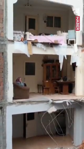İstanbul Zeytinburnu'nda kentsel dönüşüm nedeniyle yıkılan binanın bitişiğindeki apartmanın bir duvarının olmadığı ortaya çıktı.