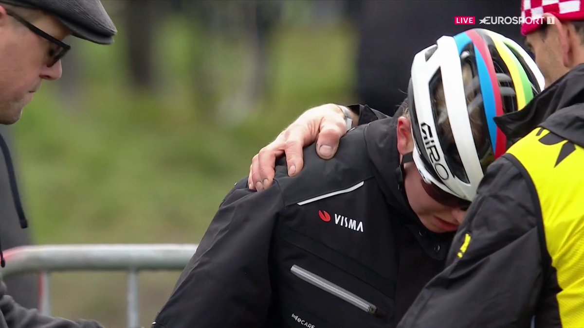 😳 Fem van Empel empezaba líder el #Koppenbergcross... ¡y se baja al primer paso por boxes! 🌈 La campeona del mundo, acuciada este mismo 2025 por problemas de salud mental y que ya fue baja en Overijse, dice adiós nada más comenzar #LaCasaDelCiclismo