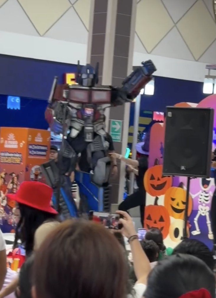 🤖 Optimus ha caído! En el paseo shopping de Santo Domingo, Optimus Prime tuvo un accidente durante un concurso de disfraces por #Halloween
