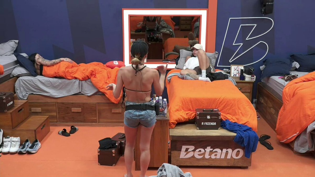 Maria comenta sobre a briga com Matheus para Martina e Rayane. #AFazenda