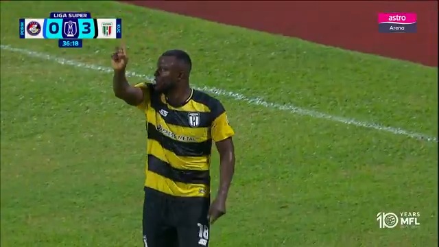 Terlalu mudah buat Ronald Ngah Wanja. Melengkapkan hatriknya di separuh masa pertama! Minta komen sikit, PDRM Football Club 🙏🏼 #DemiLigaKita #IniPadangKita
