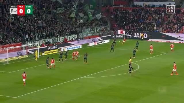 ¿Pero qué acaban de hacer estos dos? 😱 Taconazo mágico de Benedict Hollerbach y Widmer la manda a guardar para el gol del Mainz🎩 #BundesligaEnDAZN 🇩🇪