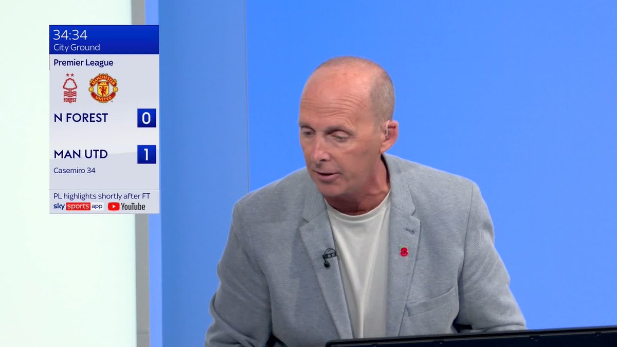 Casemiro gives Manchester United the lead! 🔴 Mike Dean 🎙️ "The assistant referee can't see, it's just a guess, the ball is nowhere near out!"